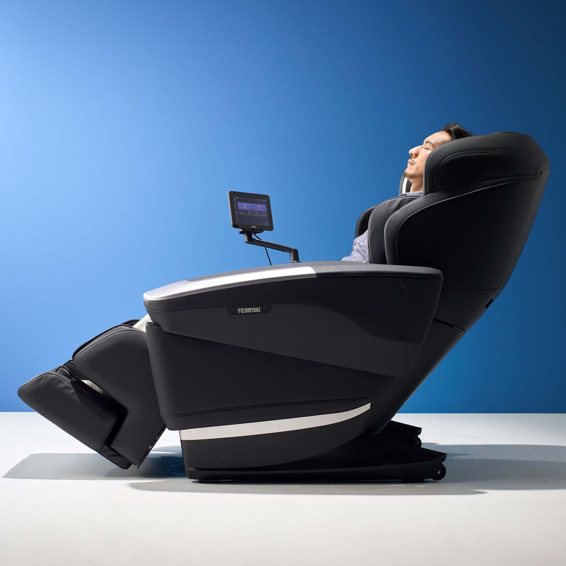Fujiiryoki electric massaging chair Cyber Relax Ai with reclining feature and touchscreen control panel
