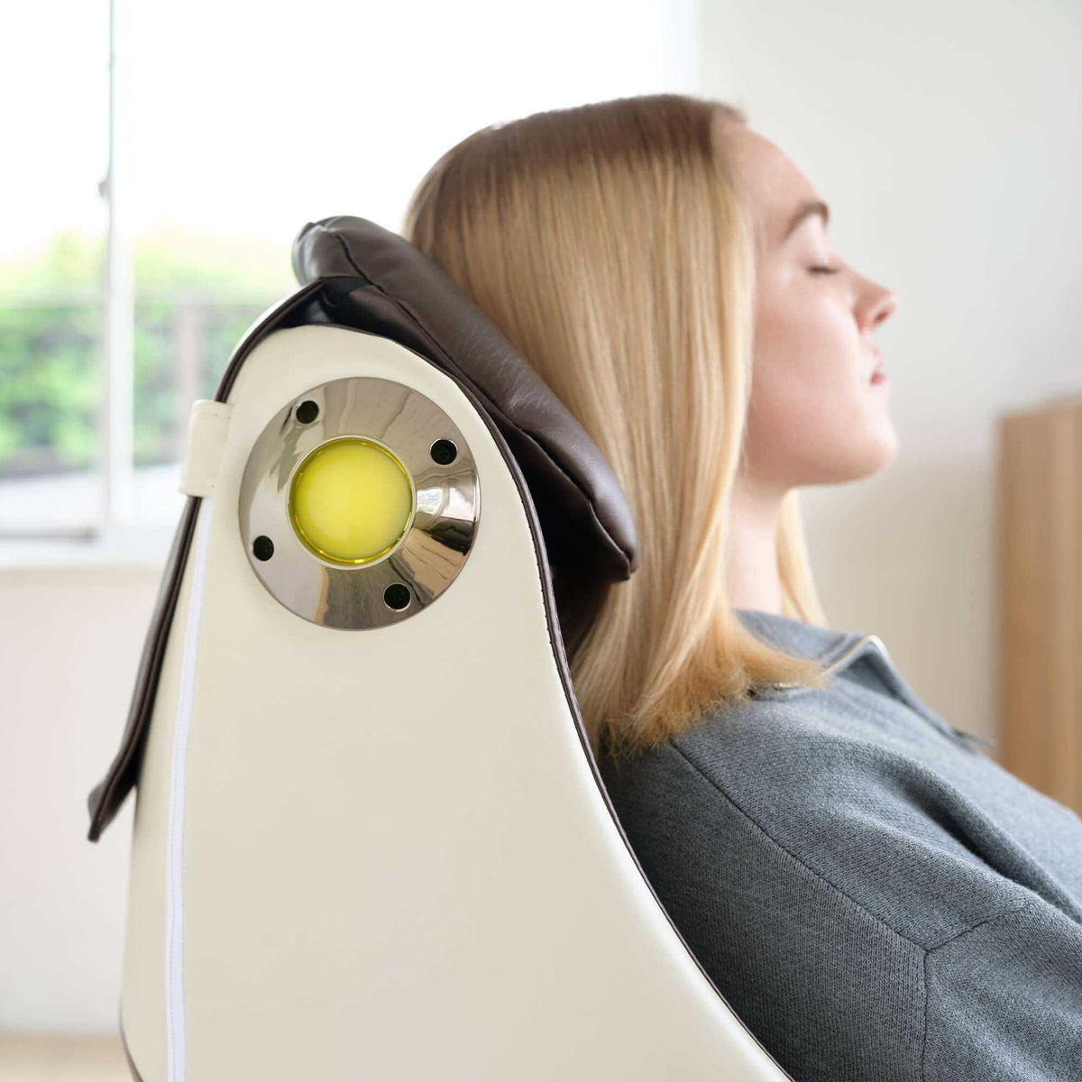 인체공학적 디자인과 진정 기능을 갖춘 Synca Wellness CirC 마사지 의자에서 휴식 중인 여성