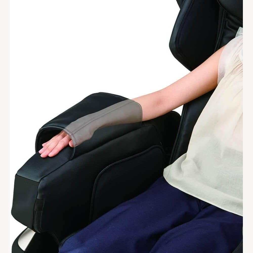 Kurodo Executive massage chair with black padded upholstery, a grey arm sleeve and built-in arm massage compartment